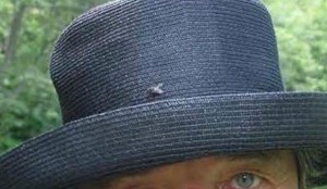 Mann mit Hut mit Fliege